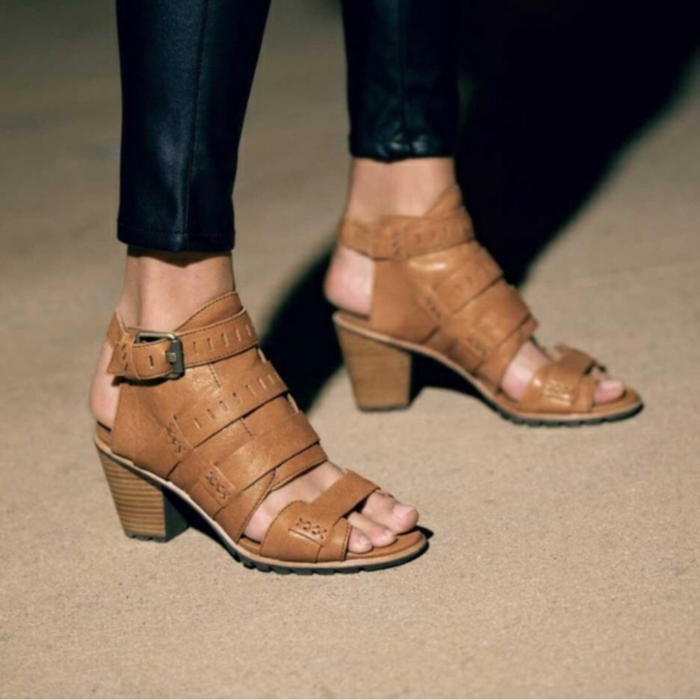 Sorel Nadia Buckle Leather Sandals in Camel ~ Size 11